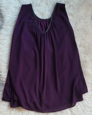 Blusa Naf Naf sin mangas, capa en la espalda. L.