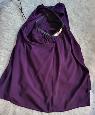 Blusa Naf Naf sin mangas, capa en la espalda. L.