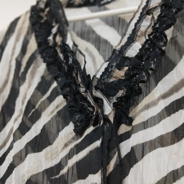 Blusa in pizzo con stampa animalier