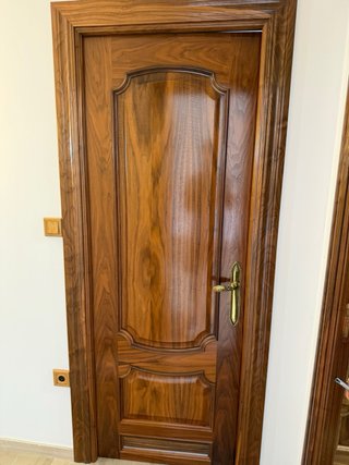 Puerta de madera nueva