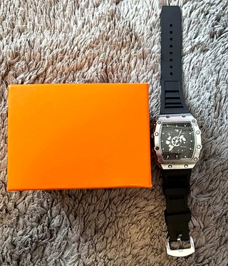 Reloj hombre plateado.