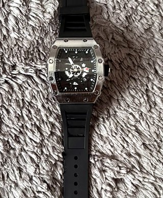 Reloj hombre plateado.