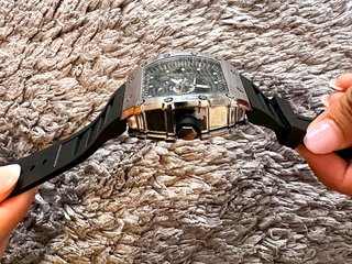 Reloj hombre plateado.