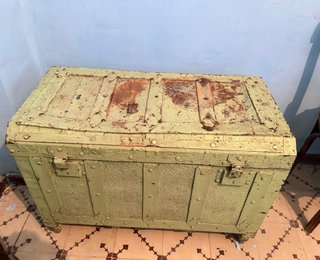 Baúl antiguo madera y metal