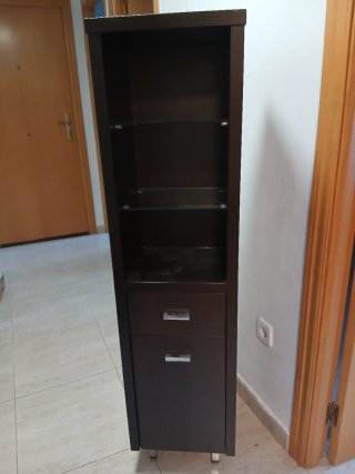 Mueble estrecho con cajones y estantes