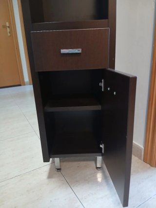 Mueble estrecho con cajones y estantes