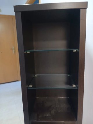 Mueble estrecho con cajones y estantes