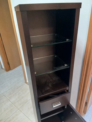 Mueble estrecho con cajones y estantes