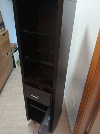 Mueble estrecho con cajones y estantes