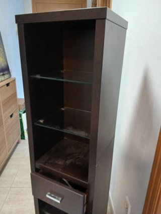 Mueble estrecho con cajones y estantes