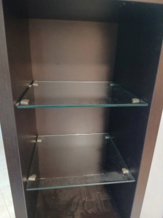 Mueble estrecho con cajones y estantes