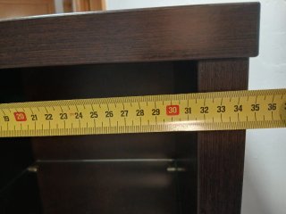 Mueble estrecho con cajones y estantes