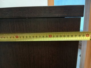Mueble estrecho con cajones y estantes