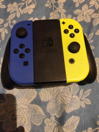 Nintendo Switch Azul y Amarillo + Juego