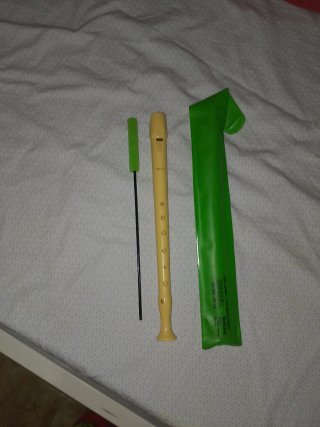 Flauta dulce amarilla con funda y limpiador