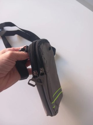 Bandolera pequeña gris con detalles reflectantes