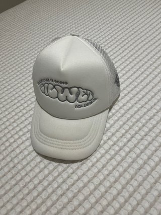 Gorra trucker blanca con bordado