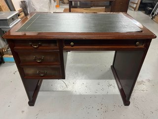 Escritorio clásico madera