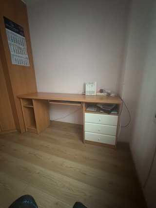 Armario y escritorio de madera