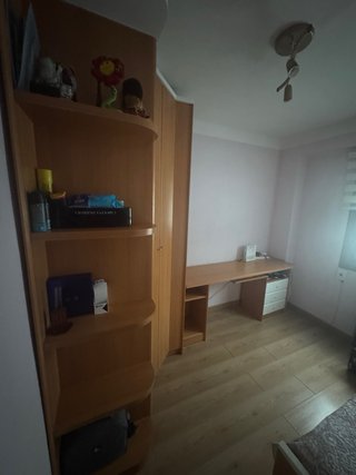 Armario y escritorio de madera