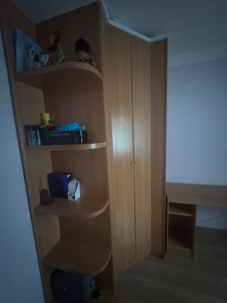 Armario y escritorio de madera