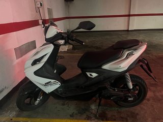 Yamaha Aerox Scooter Blanco y Negro
