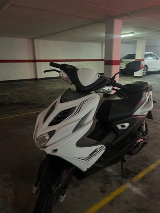 Yamaha Aerox Scooter Blanco y Negro