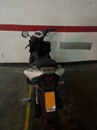 Yamaha Aerox Scooter Blanco y Negro