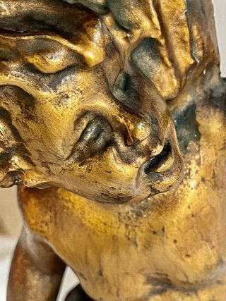 Antica colonna con putto