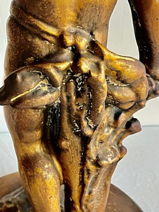 Antica colonna con putto