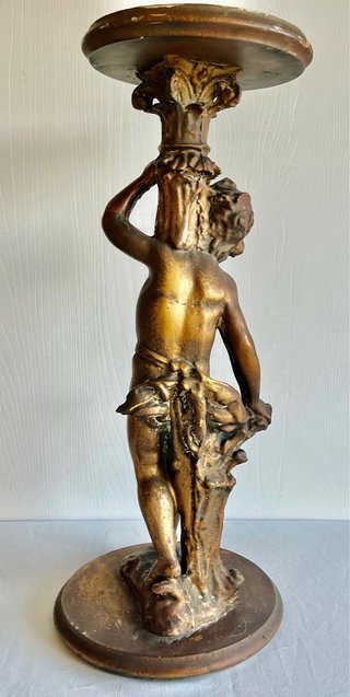 Antica colonna con putto