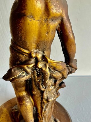 Antica colonna con putto