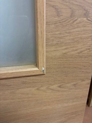 Puerta nueva sin marco con algun defecto.