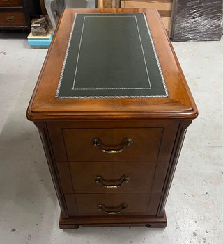 Cajonera de madera con tapa de piel