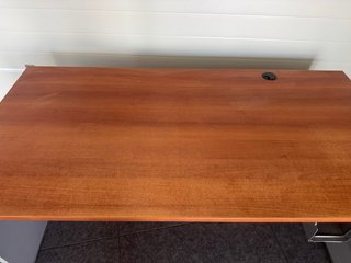 Mesa de oficina madera y metal