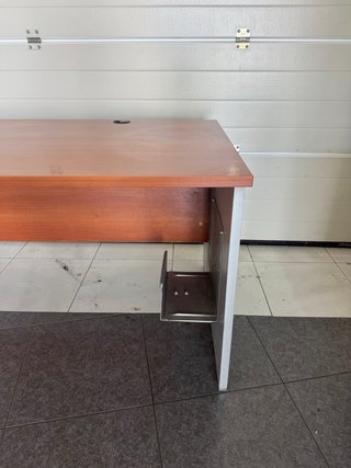 Mesa de oficina madera y metal
