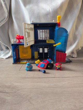 Estación de Policía SuperZings Completa