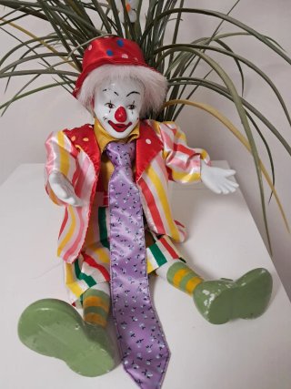Payaso de porcelana antiguo con caja de musica.