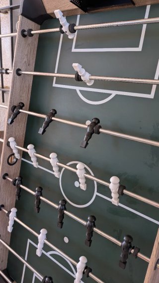 Futbolín de madera.