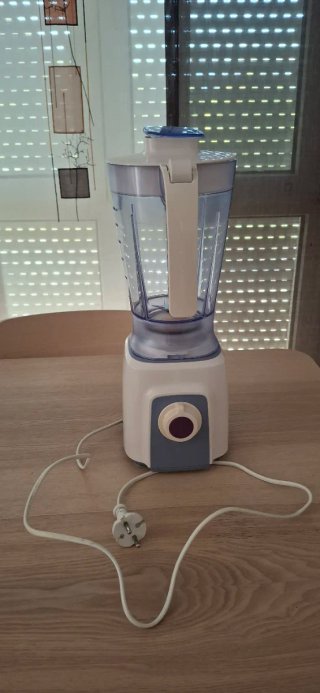 Batidora eléctrica blanca y azul