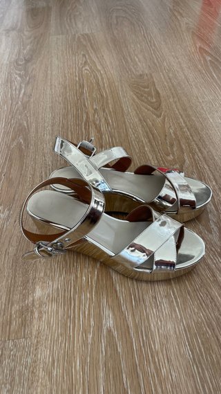 Sandalias Bimba y Lola doradas