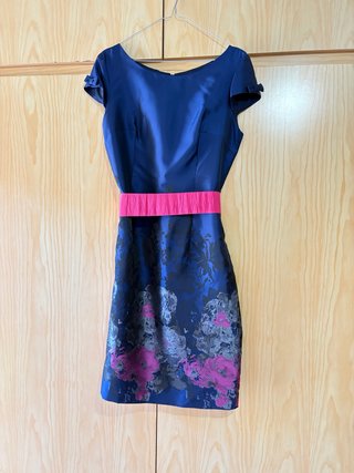 Vestido azul con cinturón rosa. Talla 42