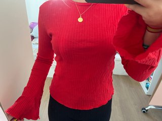 Camiseta roja con líneas y manga campana