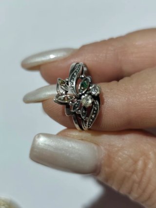 Anillo plata con piedras verdes y blancas
