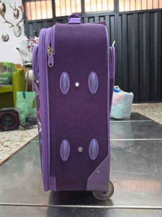 Maleta de viaje morada con ruedas