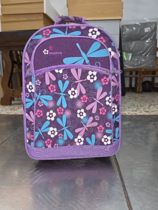 Maleta de viaje morada con ruedas