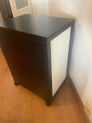 Cajonera con ruedas beige y negra