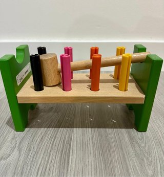 Juguete de madera para martillar