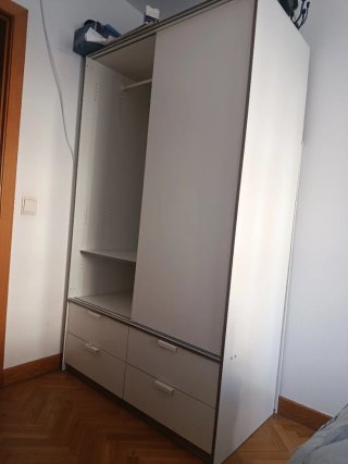 con cajones y estantes, 1 sola puerta corredera.