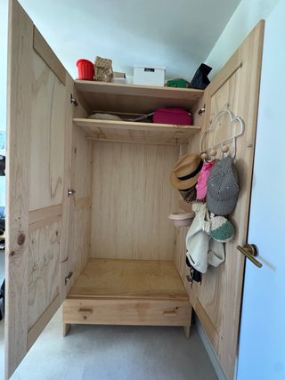 Armario de madera maciza con cajón.
